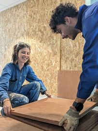 L'équipe matériaux et systèmes constructifs de NOBATEK en train d'installer les plaques de panneaux de revêtement intérieur terre laine PACO