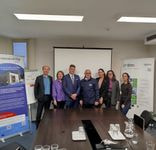 groupe de personnes en photo dans une salle