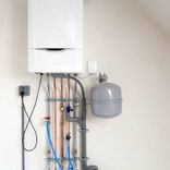 Ballon d'eau chaude accroché à un mur