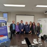 groupe de personnes en photo dans une salle