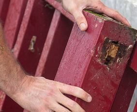 main qui dépose une balustre qui sera ensuite réemployée