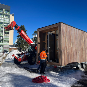 Module en bois préfabriqué Mugi, logement saisonnier modulable développé avec SOLIHA