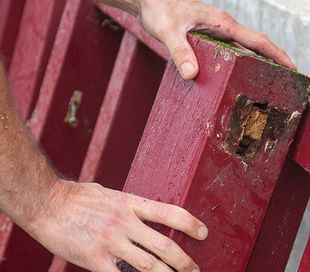 main qui dépose une balustre qui sera ensuite réemployée