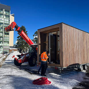 Module en bois préfabriqué Mugi, logement saisonnier modulable développé avec SOLIHA