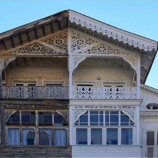 Façade de maison avec une partie rénovée, illustration du projet européen RESTORE