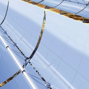 Panneaux solaires courbés installés sur un terrain