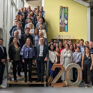 photo de groupe incluant les salariés et les associés de Nobatek