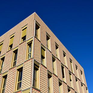 Photo en contre plongée de la maison de l'habitat à Périgueux