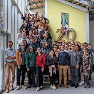 photo de groupe des 65 salariés de nobatek