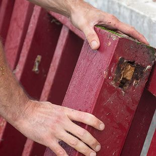 main qui dépose une balustre qui sera ensuite réemployée