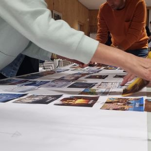 Les salariés de NOBATEK en train de faire une fresque du climat