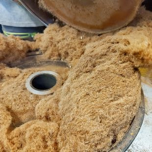 laine de mouton mélangée avec de la terre crue