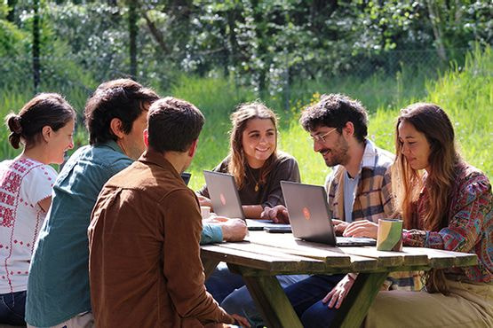 equipe de nobatek en train de faire une réunion de travail en exterieur